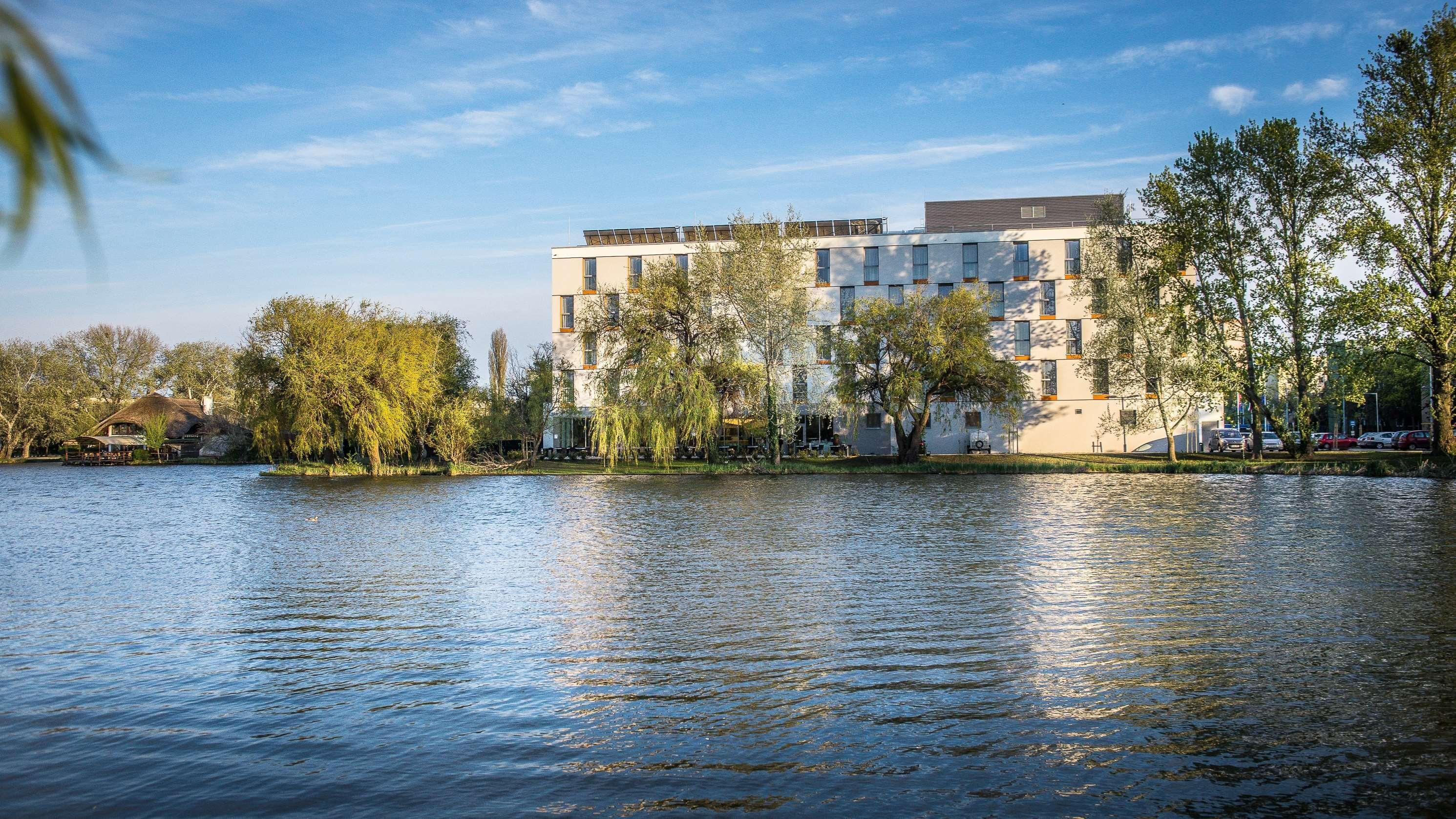 Best Western Plus Lakeside Hotel Szekesfehervar Ngoại thất bức ảnh