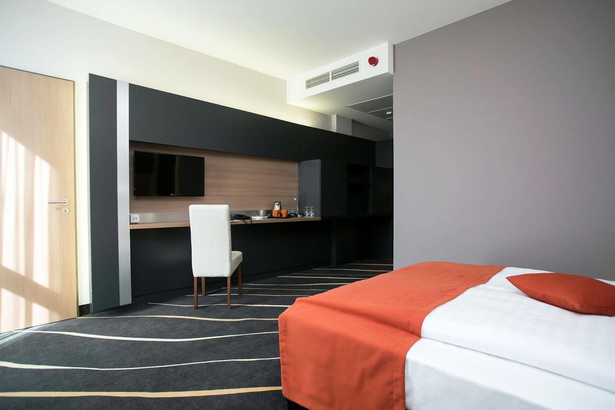 Best Western Plus Lakeside Hotel Szekesfehervar Ngoại thất bức ảnh